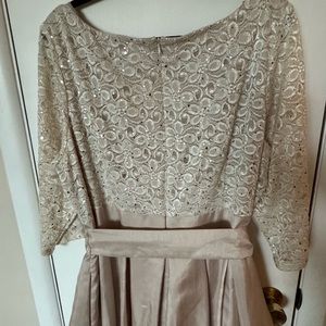 Beautiful Jessica Howard size 22 champagne, elegant formal